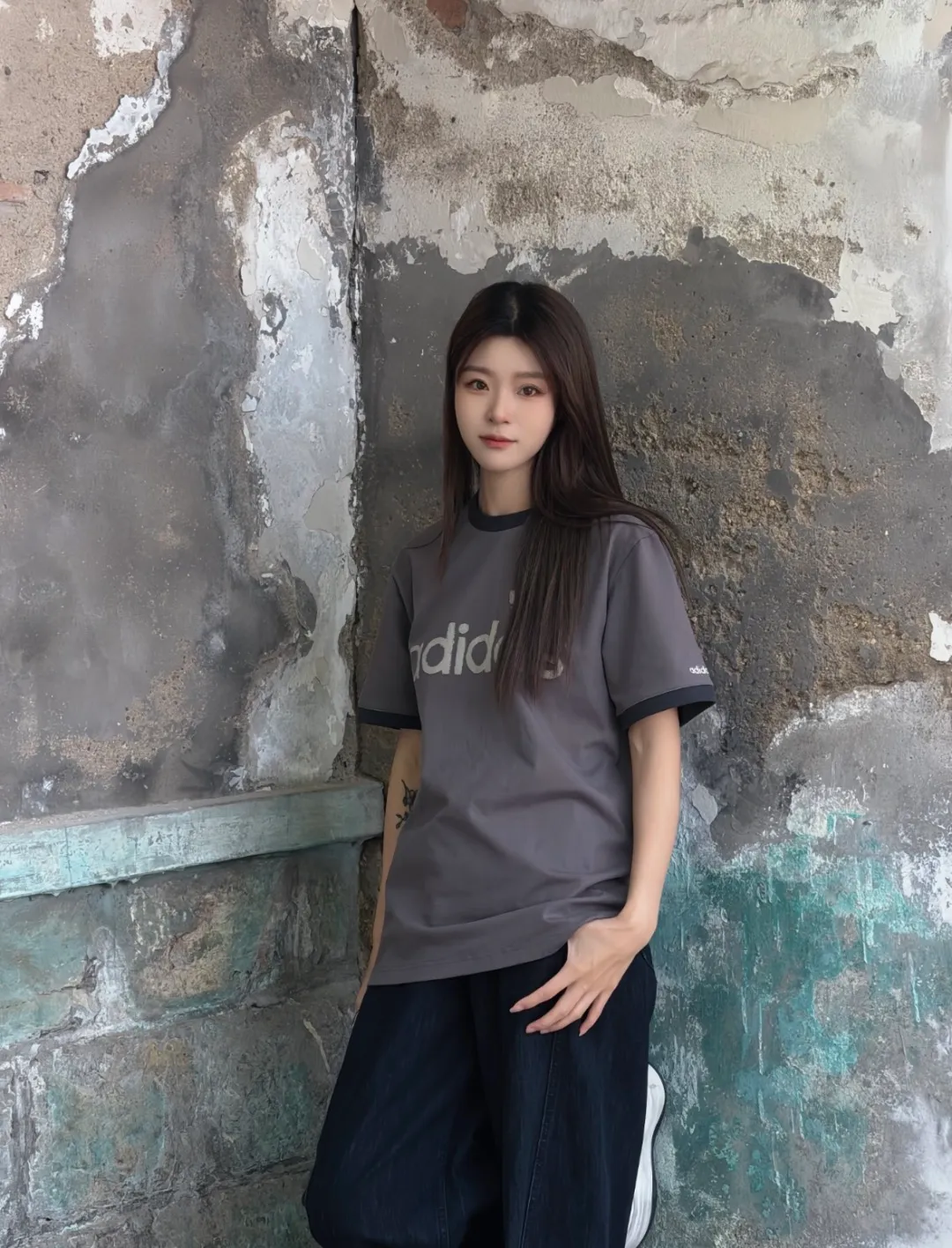 No watermark upper body rendering 𝟬𝟱𝟰𝟰#Exclusive real shot/difference between various stolen pictures and online version on the market [𝗮𝗱𝗶𝗱𝗮𝘀Adidas Clover & Wang Hexi Same Style Contrast Color Retro T-shirt] ✅This Retro Contrast Color T-shirt directly brings out the American Retro feel Classic round neck with contrasting edging design, available in white, red and dark gray colors. No matter skin color or body shape, men and women can easily choose the same style for couples! . ✅ Original mold opening, pure original/tag washed wheat ribbon individually coded/full set of 1:1 customized accessories ➕Customized three-label ➕𝗬𝘂𝗮𝗻 version of the tag ➕𝗹𝗼𝗴𝗼 packaging bag🔥 ➕Scan the QR code to enter the official website. Complete with three labels! Perfect Quality! Highly recommended! ✅Top version, ins Xiaohongshu Kuaishou = lots of bloggers’ outfits. ✅Adi’s absolute Hot Sale star Same Style details are online, feel free to compare! The iconic Adidas logo embellishes the chest, highlighting the brand's charm. Fixed color and classic three-bar stripes, classic will never go out of style! Versatile is not picky, the original model is perfect for the upper body, so buy it with your eyes closed! ✅Easily adaptable to various sports or daily leisure scenes. Whether you are running for fitness or hanging out on the street, it can keep you full of energy without losing the sense of fashion. ✅Complete sizes to meet the needs of different body shapes! Color; White Size S-XXL